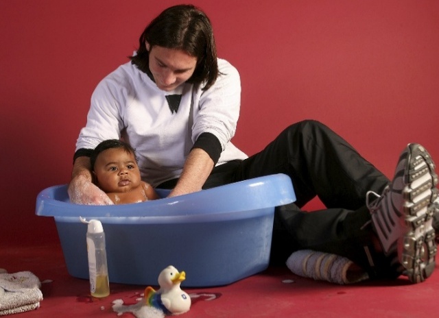 Lionel Messi bathing baby Lamine Yamal